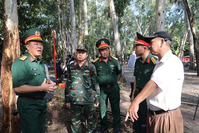 Bộ Tư lệnh TPHCM phối hợp cùng các chuyên gia và nhân chứng lịch sử khảo sát 3 khu vực ký hiệu A, B, C trong Công viên Lê Thị Riêng để xác định các vị trí nghi có hố chôn tập thể liệt sĩ - Ảnh: VGP/Linh Chi