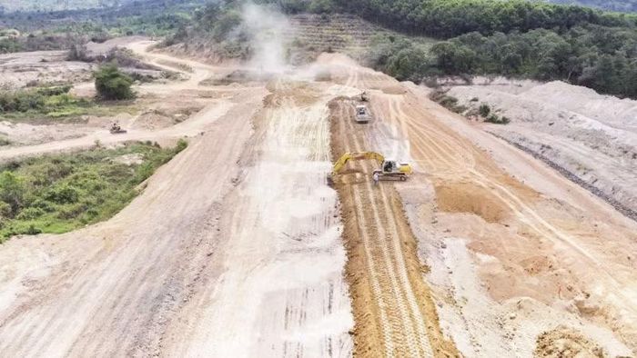 Đập chính hồ Yên Ngựa đang trong quá trình thi công. (Ảnh: NGUYỄN CÔNG LÝ)