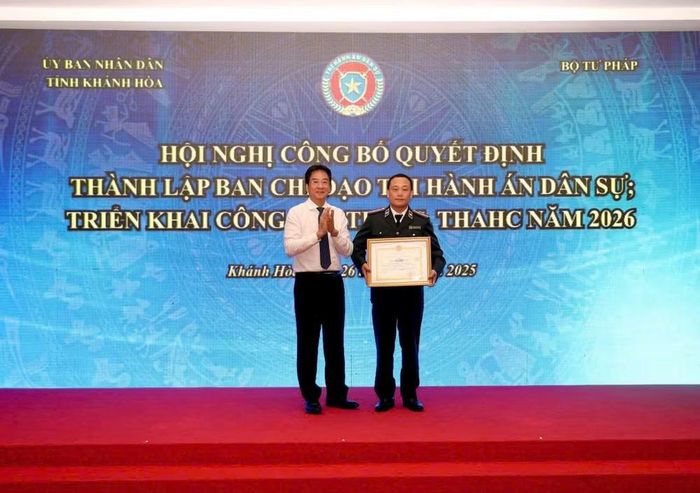 Chấp hành viên Nguyễn Cơ Thạch, Trưởng phòng Thi hành án dân sự khu vực 2 tỉnh Khánh Hòa được trao tặng Bằng khen của Ủy ban nhân dân tỉnh.