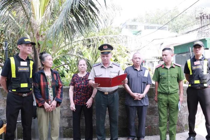 Chấp hành viên Bùi Đức Tiến, Trưởng phòng Thi hành án dân sự khu vực 5 thành phố Hải Phòng tại một cuộc cưỡng chế thi hành án tháng 6/2026.