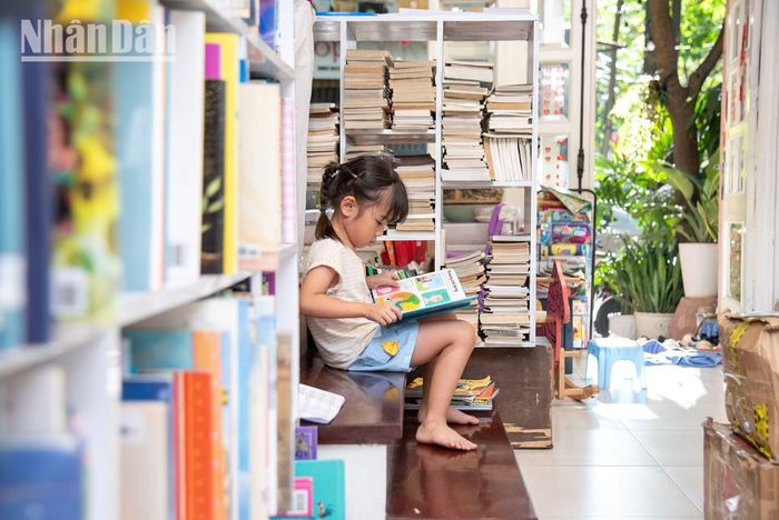 Đọc và giữ gìn sách một cách cẩn thận đã trở thành thói quen tự giác của mỗi đứa trẻ. (Ảnh: MINH DUY)