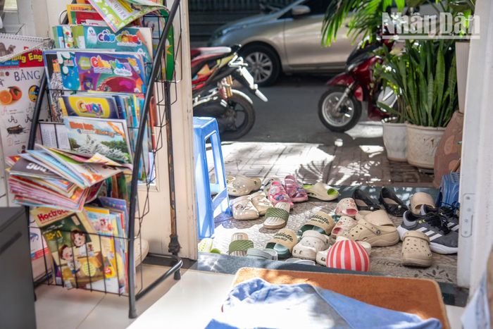 Thư viện Ban công của mẹ luôn đông người qua lại mỗi dịp mở cửa cuối tuần. (Ảnh: MINH DUY)