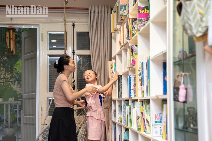 Ban công của mẹ hay bất kể thư viện nào cũng đều là nơi các bậc cha mẹ và con trẻ tìm thấy niềm vui trên kệ sách. (Ảnh: MINH DUY)