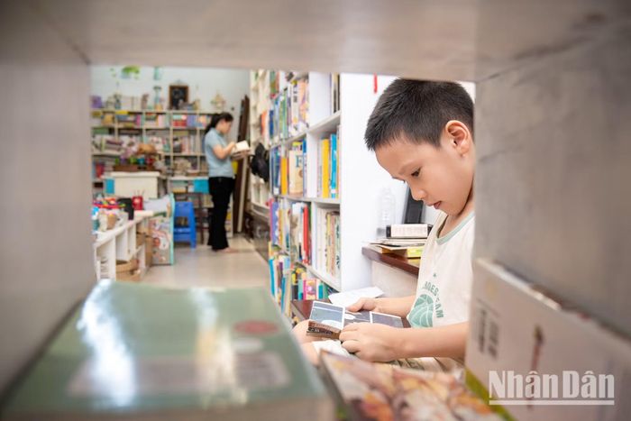 Dù là mẹ hay bé, mỗi trang sách đều là một thế giới tri thức mà ở độ tuổi nào cũng cần phải khám phá. (Ảnh: MINH DUY)