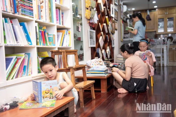 Trẻ tự tìm kiếm đầu sách mà mình yêu thích, chăm chú đọc thay vì mải mê với màn hình của thiết bị điện tử như thực trạng vẫn thường thấy ở nhiều nơi hiện nay. (Ảnh: MINH DUY)