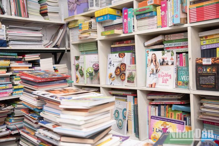 Mỗi cuốn sách được mượn đọc và trả lại để truyền tay từ người này sang người khác là một lần tri thức được lan tỏa. (Ảnh: MINH DUY)
