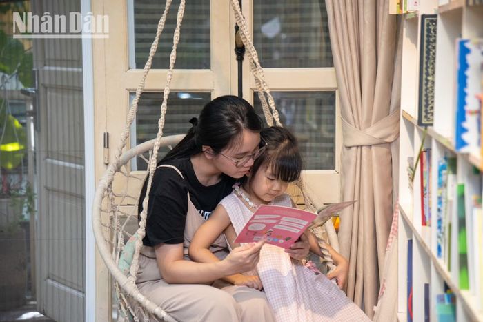 Khi cha mẹ đồng hành cùng con trẻ tới thư viện, mỗi cuốn sách sẽ trở thành một viên gạch xây đắp tương lai. (Ảnh: MINH DUY)