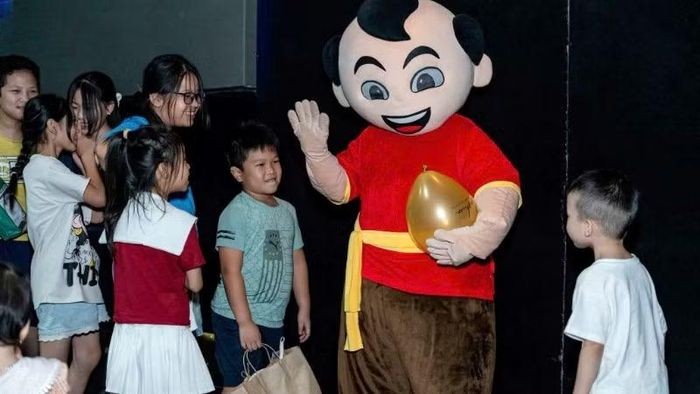 Khán giả nhỏ tuổi giao lưu với nhân vật được tạo hình sinh động.