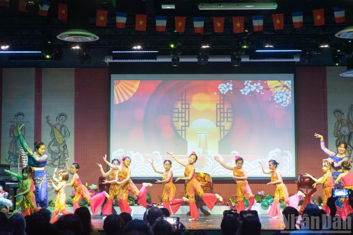 Tiết mục biểu diễn trong chương trình nghệ thuật “Sắc màu Việt Nam”.