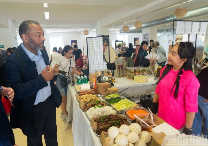Anh Liêm trò chuyện bằng tiếng Việt với khách tham quan và cộng đồng người Việt về văn hóa, ẩm thực Việt Nam tại lễ hội.
