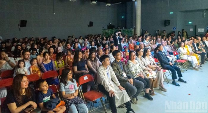 Các tiết mục của chương trình nghệ thuật nhận được sự tán thưởng nhiệt tình của đông đảo cộng đồng người Việt và bạn bè quốc tế.
