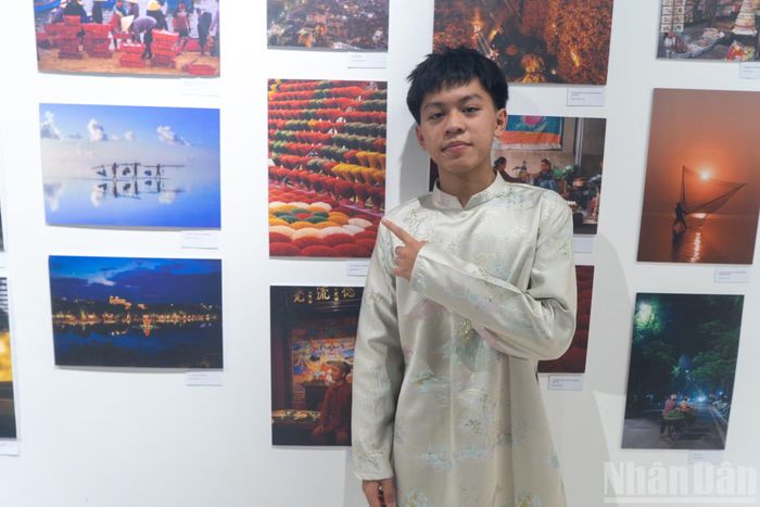 Bên cạnh việc tham gia biểu diễn và hỗ trợ chương trình, Đặng Phan Anh còn mang đến một tác phẩm nhiếp ảnh được trưng bày trong khuôn khổ Triển lãm ảnh Việt Nam tại Festival Bonjour Vietnam, góp thêm góc nhìn trẻ trung về văn hóa và đời sống Việt Nam.