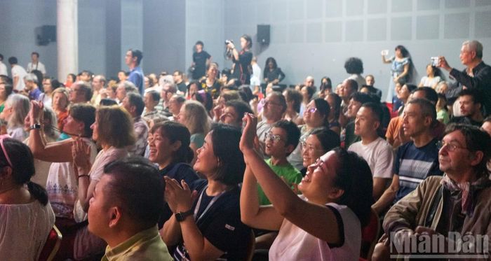 Không gian nghệ thuật thu hút sự chú ý của đông đảo người dân Paris và khán giả quốc tế.