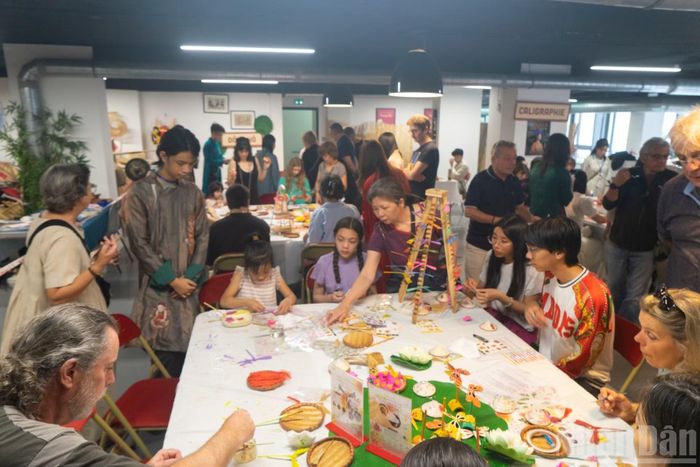 Với chủ đề “Việt Nam 5 giác quan”, chương trình không chỉ là những buổi trình diễn mà còn là hành trình để chạm, nếm, nghe và cảm nhận một Việt Nam rất gần ngay tại châu Âu.