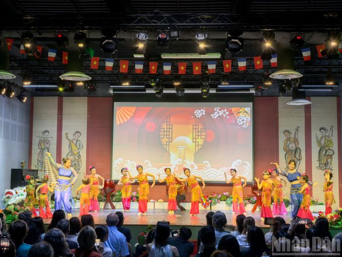 Đối với nhiều bạn trẻ Việt kiều sinh ra tại Pháp, chương trình là dịp để kết nối với cội nguồn thông qua nghệ thuật, âm nhạc và ẩm thực.