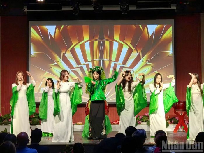 Các tiết mục biểu diễn giúp truyền tải một Việt Nam giàu truyền thống nhưng cũng rất năng động, sáng tạo và hội nhập. Đây chính là cách kể những câu chuyện Việt Nam bằng ngôn ngữ của văn hóa - một ngôn ngữ có khả năng chạm tới trái tim con người một cách tự nhiên và bền vững.