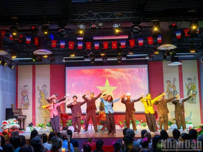 Trong đường lối đối ngoại của Việt Nam, ngoại giao văn hóa được xác định là một trong ba trụ cột quan trọng, cùng với ngoại giao chính trị và ngoại giao kinh tế, tạo nên nền ngoại giao toàn diện, hiện đại và mang đậm bản sắc Việt Nam. Ngoại giao văn hóa không chỉ quảng bá hình ảnh đất nước mà còn góp phần tăng cường hiểu biết, củng cố lòng tin, kết nối nhân dân và tạo nền tảng thuận lợi cho hợp tác trên nhiều lĩnh vực.