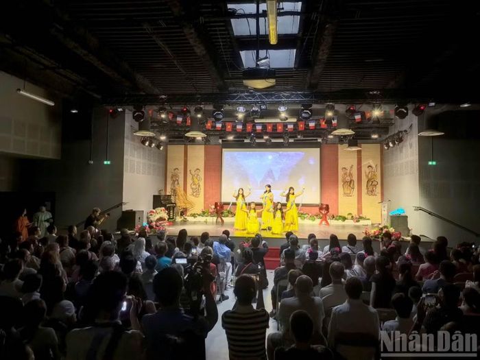 Chương trình “Sắc màu Việt Nam” là điểm nhấn đặc sắc trong khuôn khổ Festival Bonjour Vietnam 2026, được tổ chức tại Trung tâm Văn hóa Việt Nam ở Paris.