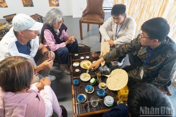 Hương vị Việt Nam để lại nhiều ấn tượng với những vị khách lần đầu trải nghiệm.