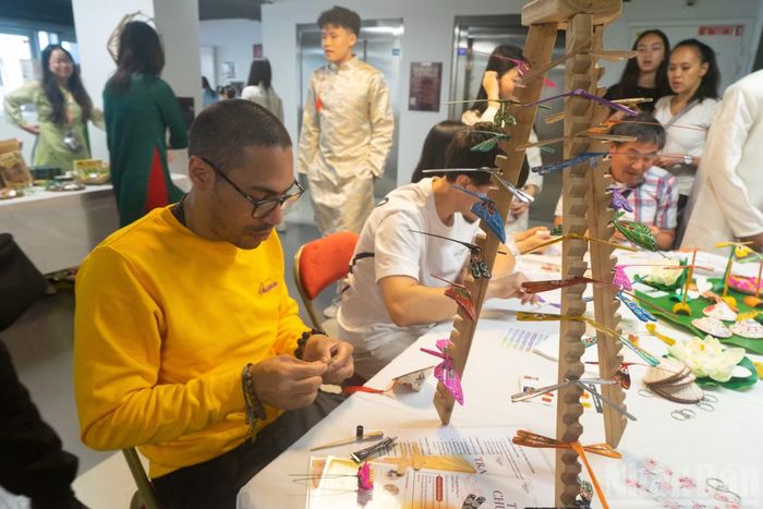  Festival thu hút đông đảo người dân Pháp và bạn bè quốc tế trong 2 ngày cuối tuần. Nhiều gia đình đưa con em đến tham gia các hoạt động làm tranh Đông Hồ, chuồn chuồn tre, nón lá…, hay thưởng thức ẩm thực Việt Nam ngay tại Trung tâm Văn hóa Việt Nam tại Pháp. 