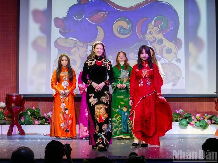 Qua bộ sưu tập áo dài “Tứ linh Tố nữ” của nhà thiết kế Tăng Mai Anh, áo dài truyền thống Việt được tái hiện bằng việc kết hợp hình tượng Tứ linh và tranh Hàng Trống, mang đến dấu ấn giao thoa giữa truyền thống và sáng tạo đương đại.