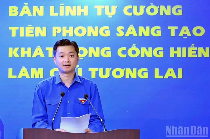Đồng chí Nguyễn Minh Triết cung cấp thông tin về Đại hội.