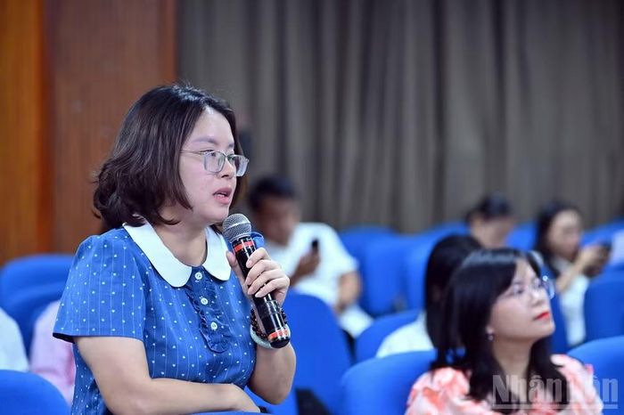 Đại diện các cơ quan thông tấn, báo chí trao đổi ý kiến tại buổi họp báo.
