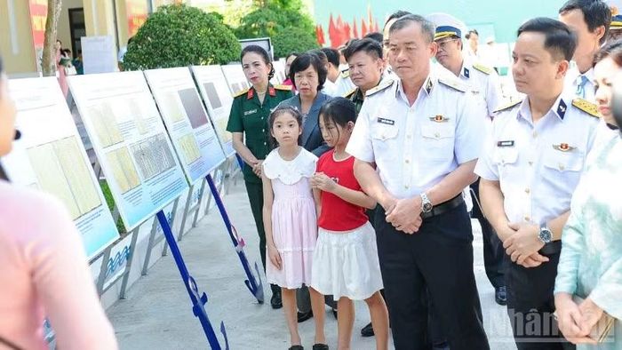 Thủ trưởng Bộ Tư lệnh Vùng 3 Hải quân và các đại biểu tham quan triển lãm “Hoàng Sa, Trường Sa - Biển, đảo thiêng liêng”.