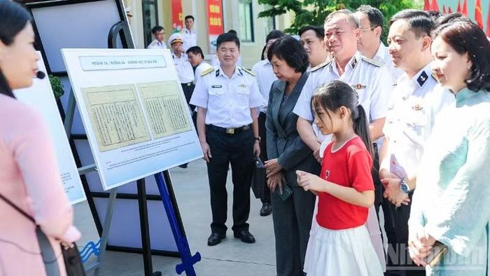Thủ trưởng Bộ Tư lệnh Vùng 3 Hải quân và các đại biểu tham quan triển lãm “Hoàng Sa, Trường Sa - Biển, đảo thiêng liêng”.