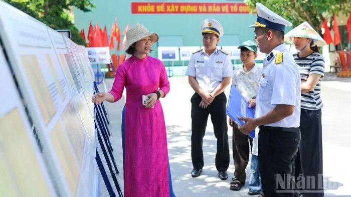 Cán bộ, chiến sĩ Vùng 3 Hải quân và người dân tham quan triển lãm.
