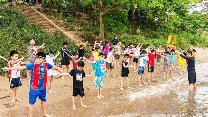 Nhiều năm qua, Quỹ hỗ trợ Cộng đồng Chua Me Đất đồng hành với chính quyền các địa phương trong việc dạy bơi miễn phí cho trẻ em các vùng ven sông.