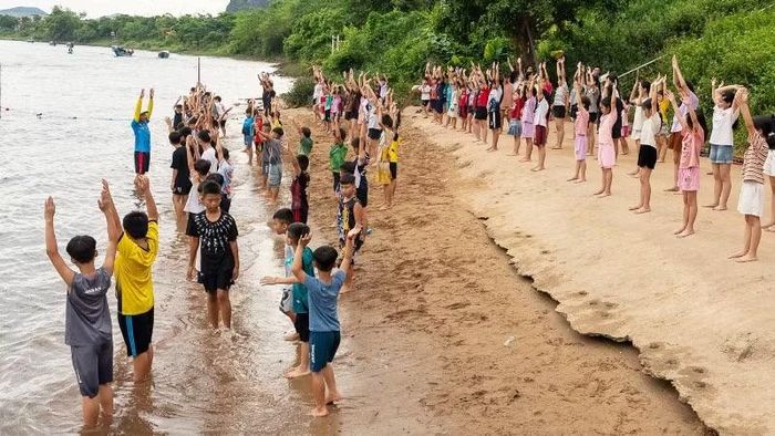 Các em nhỏ được hướng dẫn và thực hành học bơi ngay trên sông Son dưới sự hướng dẫn của các giáo viên.