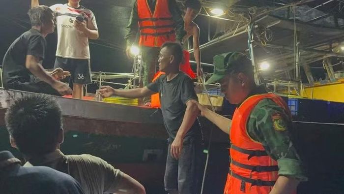 Cán bộ, chiến sĩ Đồn Biên phòng Quảng Đức tiếp cận và cứu nạn thành công 3 ngư dân gặp nạn trên biển.