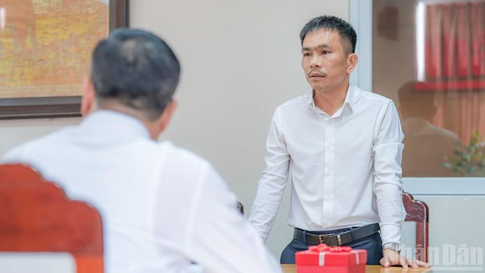 Nhà báo Phan Thái Sơn, quyền Trưởng Cơ quan đại diện Báo Nhân Dân tại miền trung-Tây Nguyên phát biểu tại buổi làm việc.