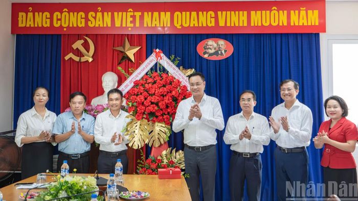 Bí thư Thành ủy Đà Nẵng Lê Ngọc Quang cùng đoàn công tác chúc mừng Cơ quan đại diện Báo Nhân Dân tại miền trung-Tây Nguyên.