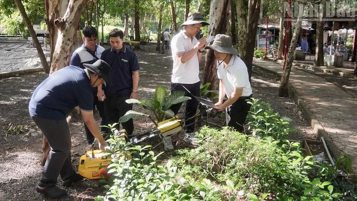 Triển khai thiết bị radar xuyên lòng đất thăm dò thực địa.