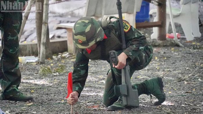Đánh dấu vị trí nghi ngờ có vật liệu nổ.