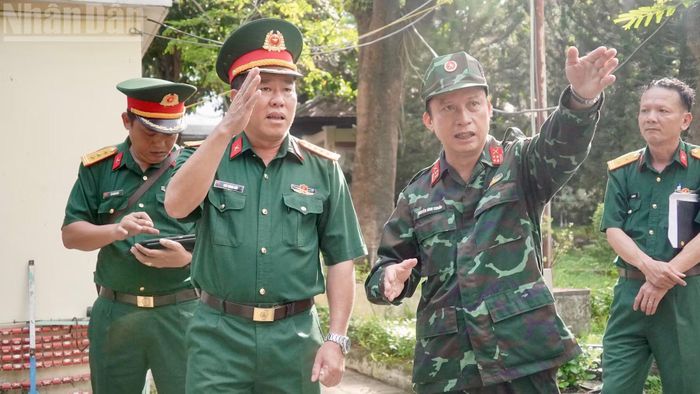 Thủ trưởng Quân khu 7 và Bộ Tư lệnh Thành phố Hồ Chí Minh chỉ đạo công tác khảo sát.