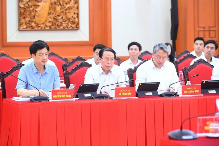 Các đồng chí lãnh đạo và các đại biểu tham dự cuộc làm việc.