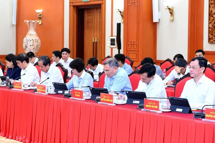 Các đại biểu tham dự cuộc làm việc.