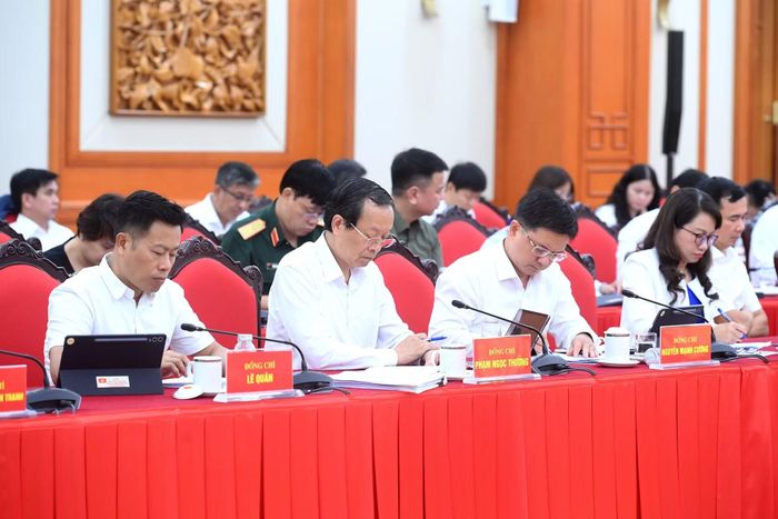 Các đại biểu tham dự cuộc làm việc.