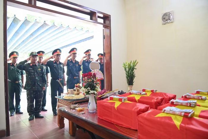 Đoàn công tác tri ân các anh hùng liệt sĩ tại nhà quàn Đội tìm kiếm, quy tập hài cốt liệt sĩ, Bộ Chỉ huy quân sự tỉnh Tuyên Quang.