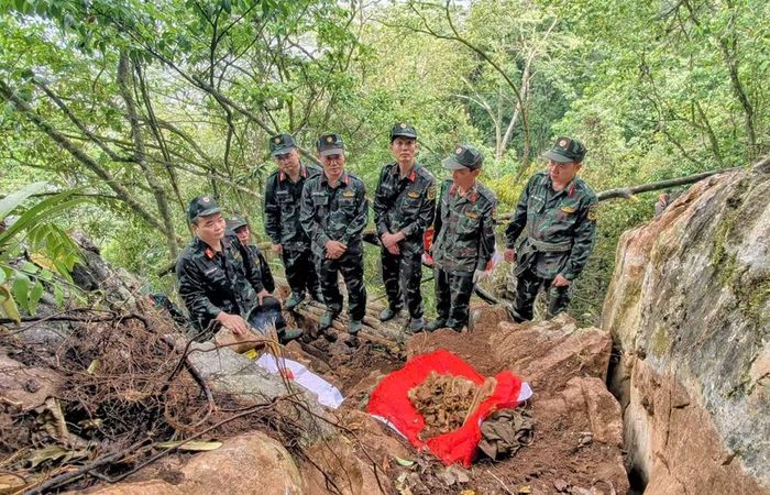 Đại tá Khổng Đình Tám chỉ đạo công tác tìm kiếm, quy tập tại điểm cao 685.