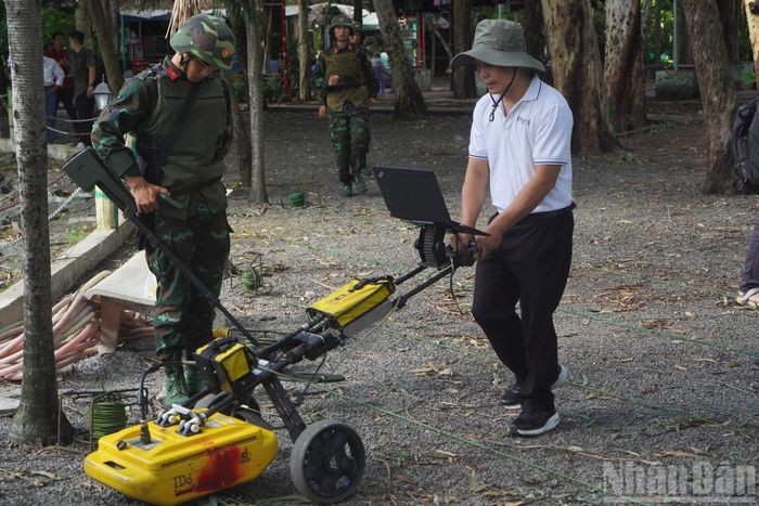 Cụ thể, nhóm sử dụng kết hợp phương pháp radar xuyên đất và phương pháp ảnh điện, nhằm phát hiện các dị thường dưới lòng đất. Dữ liệu thu được giúp nhận diện những biến động địa tầng, phân biệt lớp đất nguyên trạng với khu vực từng bị đào xới.