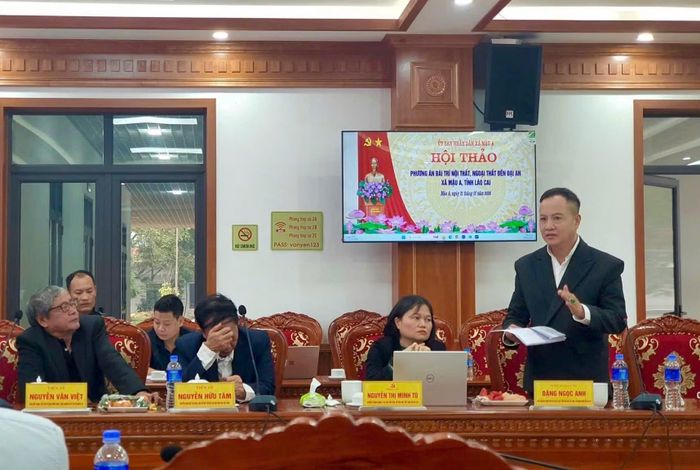 Nghệ nhân Ưu tú Đặng Ngọc Anh trao đổi ý kiến tại một hội thảo về các nghi lễ trong thực hành tín ngưỡng thờ Mẫu Tam phủ.