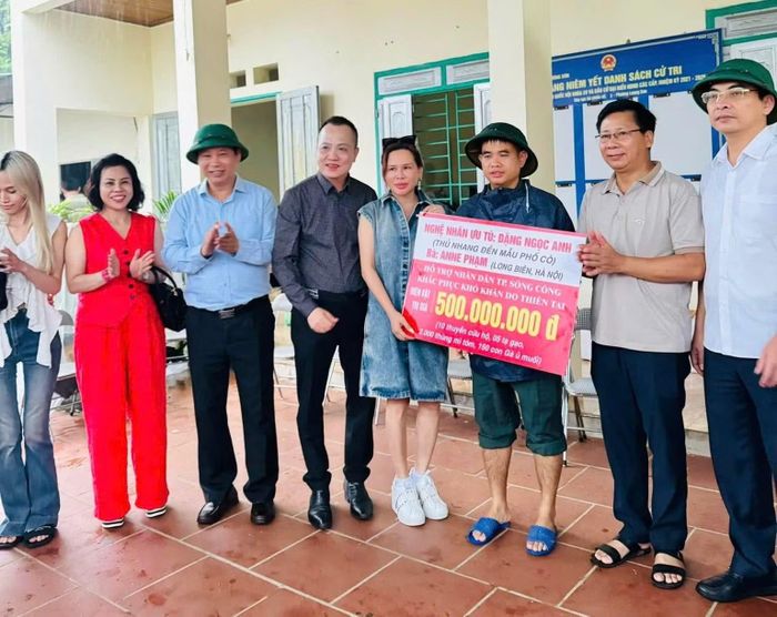 Nghệ nhân Ưu tú Đặng Ngọc Anh dẫn đầu một đoàn thiện nguyện đến với nhân dân vùng thiên tai.