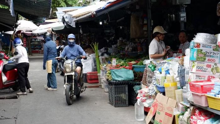 Người dân mua sắm tấp nập ở chợ Nghĩa Tân. (Ảnh: Nhật Ánh)