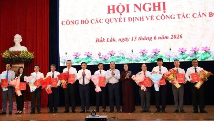 Lãnh đạo Tỉnh ủy Đắk Lắk trao quyết định và tặng hoa chúc mừng các đồng chí lãnh đạo các xã, phường được điều động, bổ nhiệm trong đợt này.