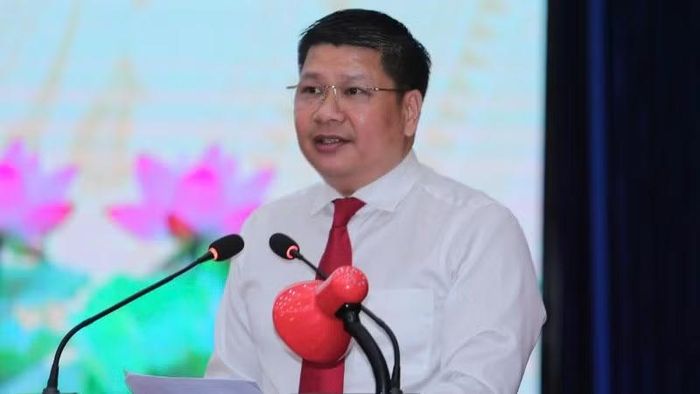 Tân Giám đốc Sở Tài chính tỉnh Đắk Lắk Cao Đình Huy đại diện các cán bộ được điều động, bổ nhiệm đợt này phát biểu nhận nhiệm vụ. (Ảnh: HÀ MY)