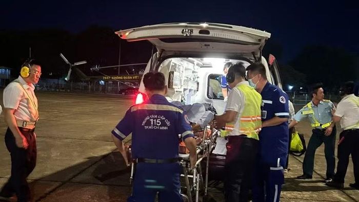Du khách được xe cấp cứu chở đến sân bay.